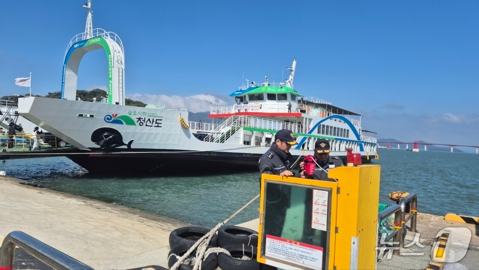 2026년 완도 청산도 슬로걷기 축제를 앞둔 31일 완도해경이 선착장을 점검하고 있다.(완도해경 제공. 재판매 및 DB 금지)