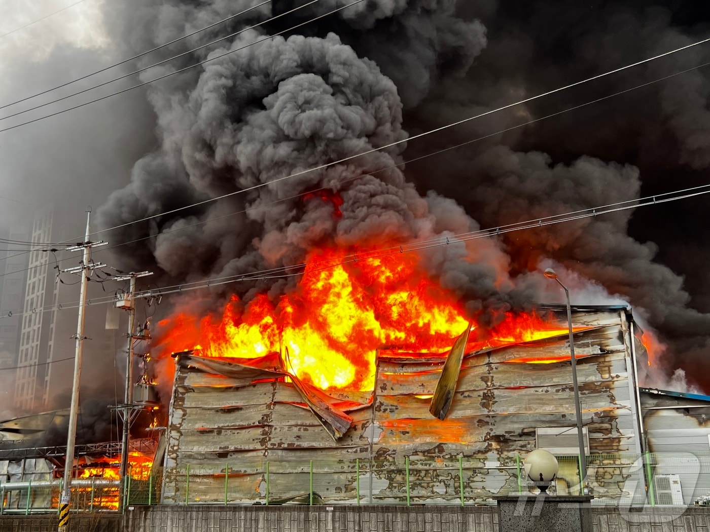 31일 오후 3시 49분께 경기 양주시 백석읍 홍죽리 한 섬유공장에서 불이 나 3명이 부상을 입었다. 소방 당국은 불을 끄는 대로 자세한 화재 원인을 조사할 방침이다.(경기도소방재난본부 제공. 재판매 및 DB 금지) 2026.3.31 ⓒ 뉴스1 양희문 기자