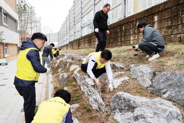 청주 용아중학교에서 진행한 식목 행사.(충북교육청 제공. 재판매 및 DB금지)