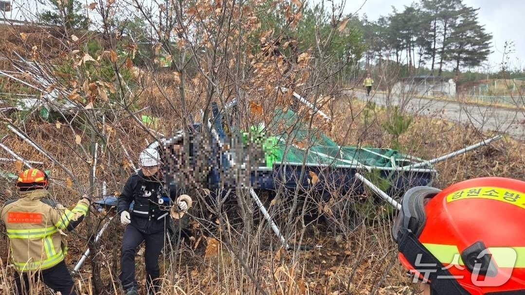 강원 삼척 도계읍 건의령재 교통사고 현장.(강원도소방본부 제공, 재판매 및 DB금지)