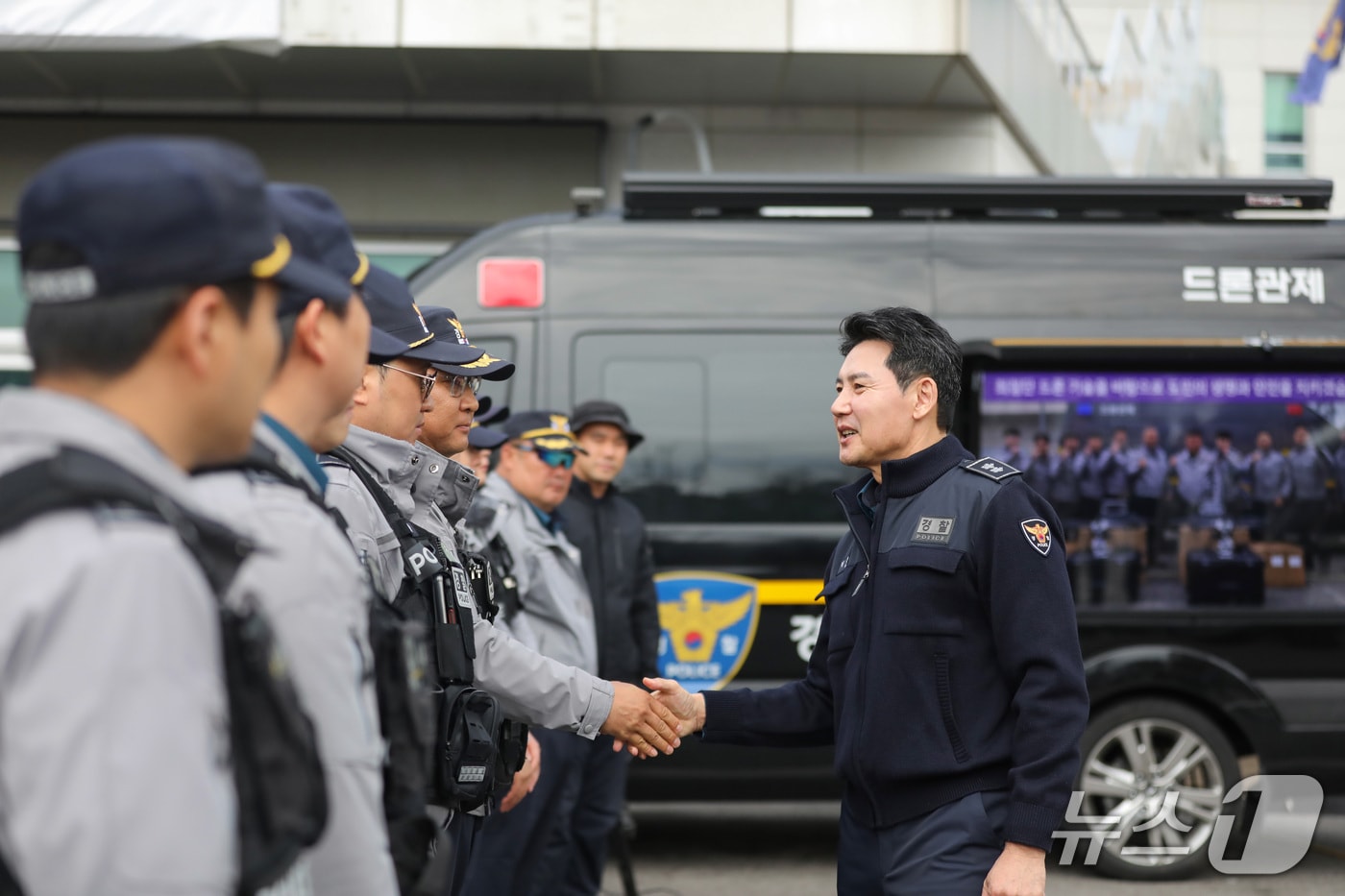 김동권 경기북부경찰청장이 31일 광역예방순찰대 드론팀을 찾아 운영 현황을 점검하고 직원들을 격려하고 있다.(경기북부경찰청 제공. 재판매 및 DB 금지)/뉴스1 