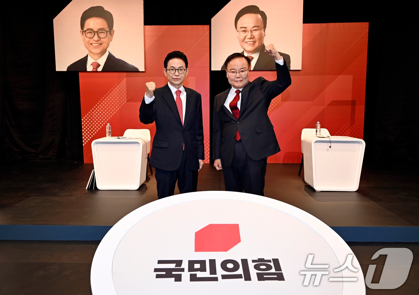 31일 오후 대구 수성구 TBC에서 열린 국민의힘 경북도지사 경선 1차 비전토론회에서 이철우 후보(왼쪽)와 김재원 후보가 토론에 앞서 포즈를 취하고 있다. 2026.3.31 ⓒ 뉴스1 공정식 기자