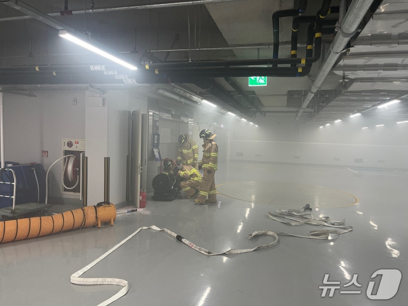 31일 오후 부산 서구 한 대학병원 기계식 주차장에서 불이 나 소방대원들이 조치를 취하고 있다.(부산소방재난본부 제공. 재판매 및 DB 금지)