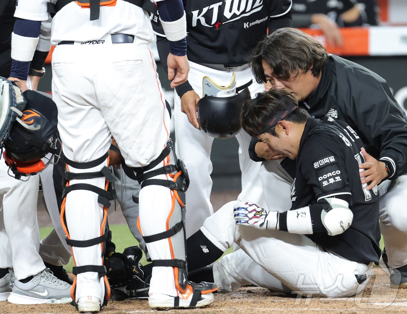 31일 대전 한화생명볼파크에서 열린 2026 신한 SOL KBO리그 KT 위즈와 한화 이글스의 경기에서 5회초 1사 KT 허경민이 한화 엄상백에게 머리에 공을 맞은 뒤 일어나고 있다. 2026.3.31 ⓒ 뉴스1 김기남 기자