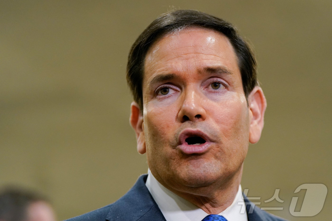 마코 루비오 미국 국무장관이 3일(현지시간) 워싱턴DC 의사당에서 상원 브리핑을 하기 앞서 기자들의 질문에 답하고 있다. 2026.03.03. ⓒ 로이터=뉴스1
