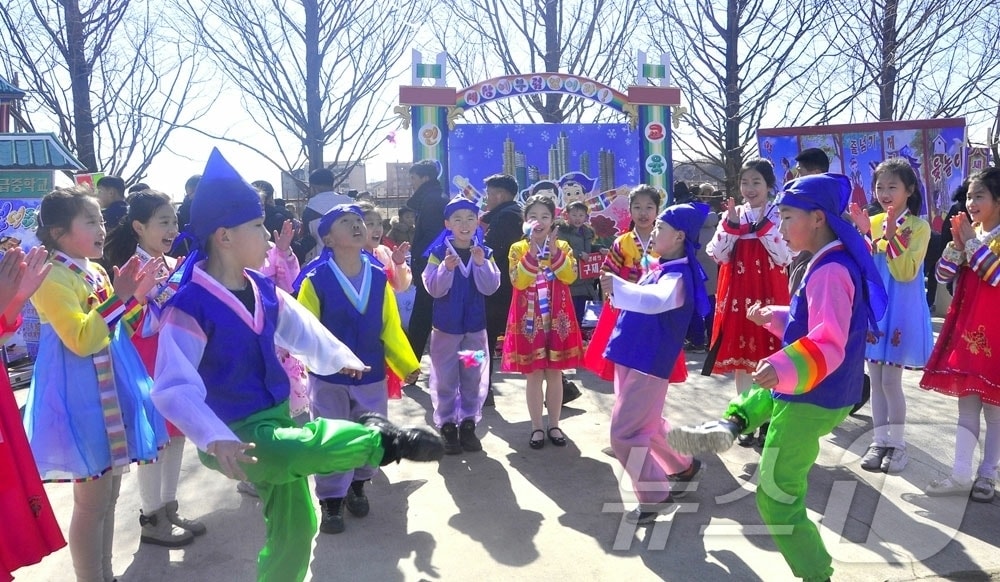 (평양 노동신문=뉴스1) = 북한 노동당 기관지 노동신문은 4일 "해마다 맞는 민속명절이지만 위대한 새 승리의 설계도가 펼쳐진 뜻깊은 올해의 대보름날은 누구나 유다른 감회와 자부를 안고 맞이했다"라고 선전했다. [국내에서만 사용가능. 재배포 금지. DB 금지. For Use Only in the Republic of Korea. Redistribution Prohibited] rodongphoto@news1.kr