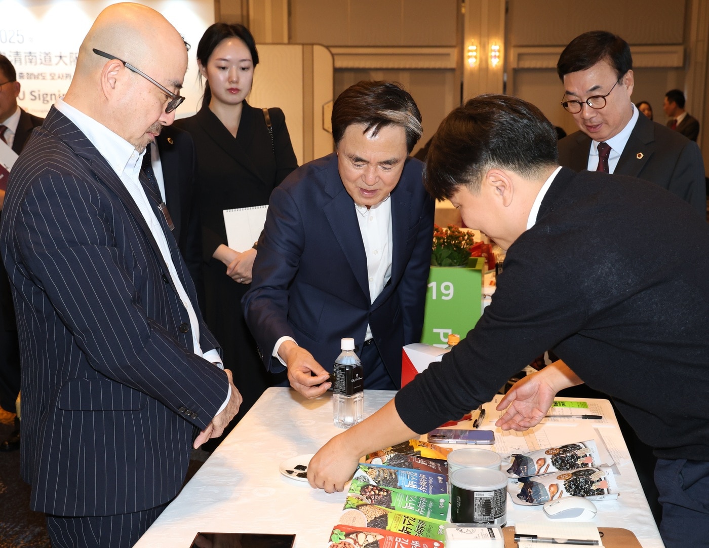 김태흠 지사(가운데)가 지난해 10월 일본 오사카 뉴오타니호텔에서 열린 수출상담회장을 찾아 충남 생 제품을 살펴보고 있다.(도 제공. 재판매 및 DB금지)/뉴스1