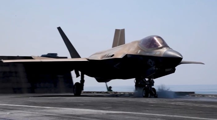 미국 항공모함 USS 에이브러햄 링컨호가 2일(현지시간) '에픽 퓨리' 작전을 지원하고 있다. (미국 중부사령부 영상 일부 캡쳐)