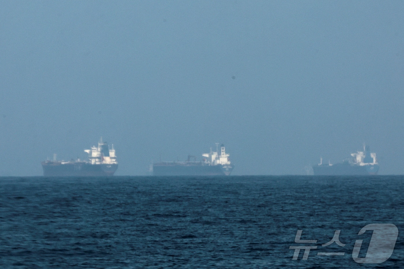 3일(현지시간) 이란이 호르무즈 해협을 봉쇄하겠다고 위협하는 가운데, 아랍에미리트 푸자이라 해안에 유조선들이 늘어서 있다. 2026.3.3 ⓒ로이터=뉴스1