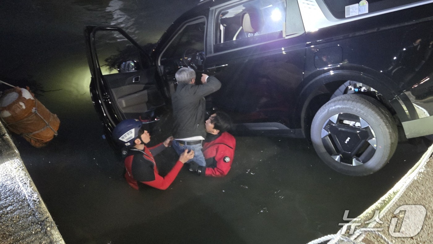 3일 울산 동구 남진항에서 승합차가 바다로 추락해 탑승자가 구조되고 있다.(울산해경 제공. 재판매 및 DB금지)/뉴스1