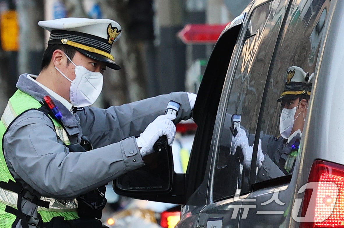 경찰이 음주운전 단속을 진행 중인 모습.  ⓒ 뉴스1 오대일 기자