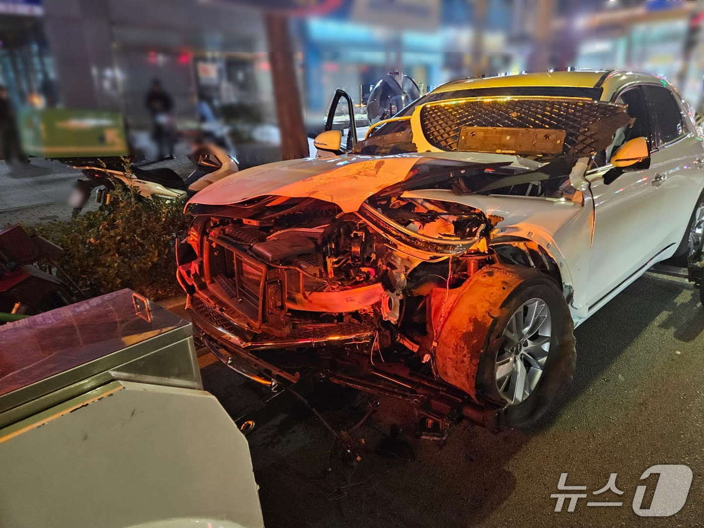 지난 3일 오후 9시 35분 쯤 부산 금정구 남산동에서 발생한 승용차 간 충돌 사고 현장에서 사고 차량이 견인되고 있다.(부산경찰청 제공. 재판매 및 DB 금지)