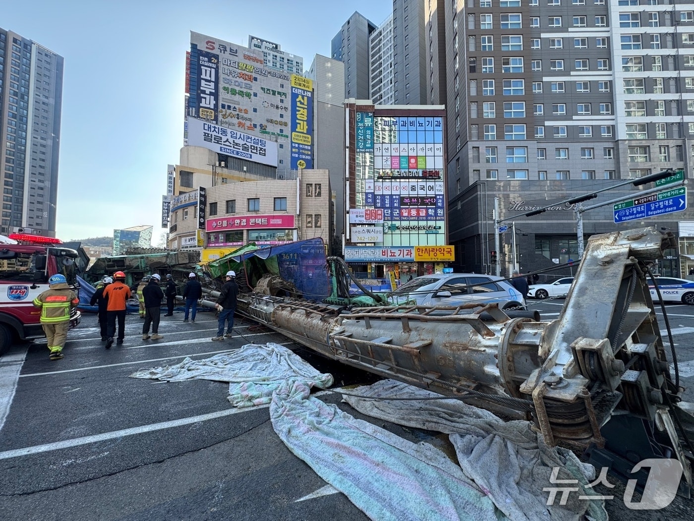 4일 오전 9시6분쯤 대구 수성구 만촌네거리 공사 현장에서 천공기가 쓰러졌다.(대구소방본부 제공, 재판매 및 DB 금지)