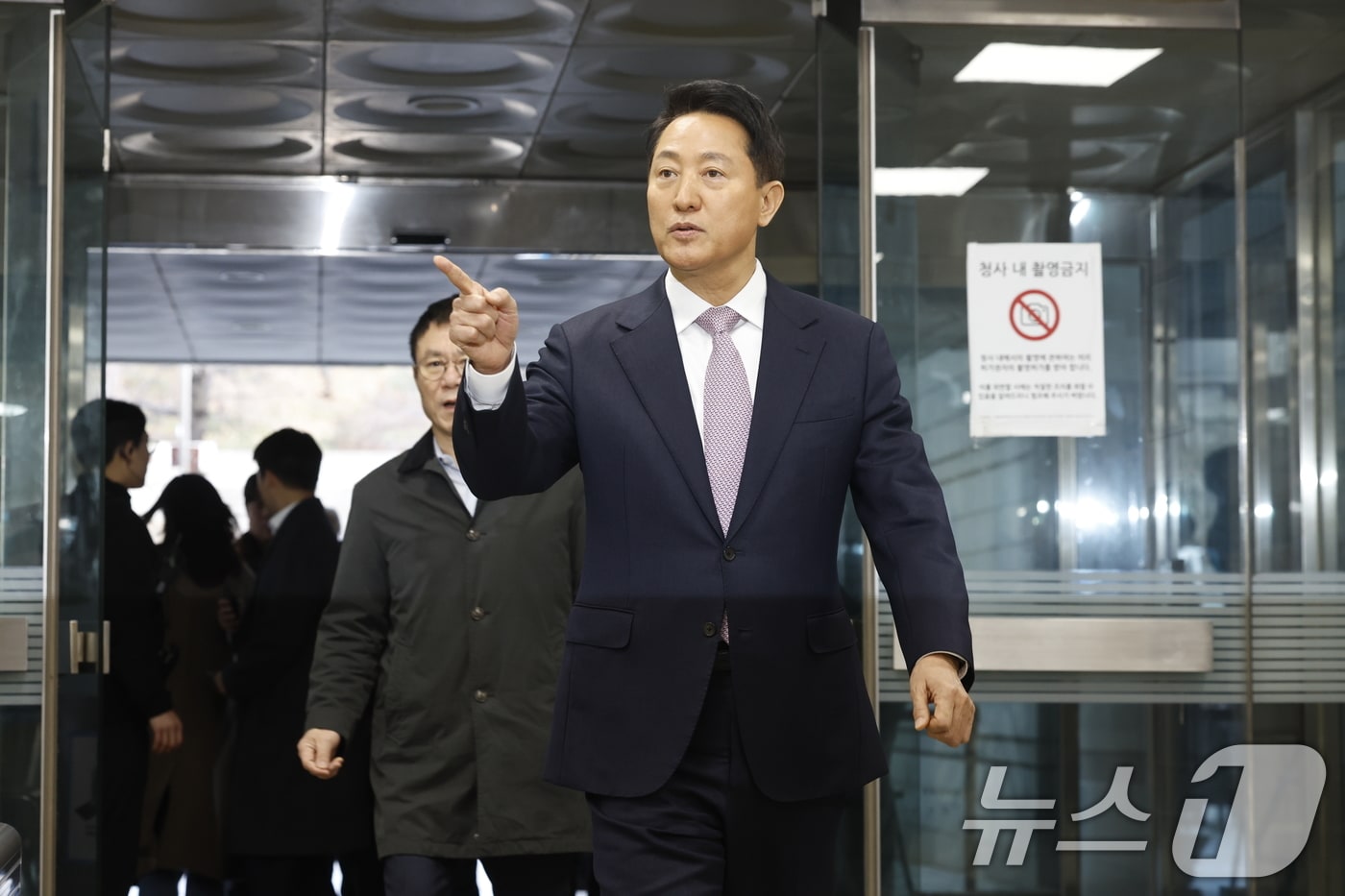 '명태균 여론조사비 대납' 의혹으로 기소된 오세훈 서울시장이 4일 오전 서울시 서초구 서초동 서울중앙지방법원에서 열린 정치자금법위반 첫 공판에 출석하고 있다. 2026.3.4 ⓒ 뉴스1 박정호 기자