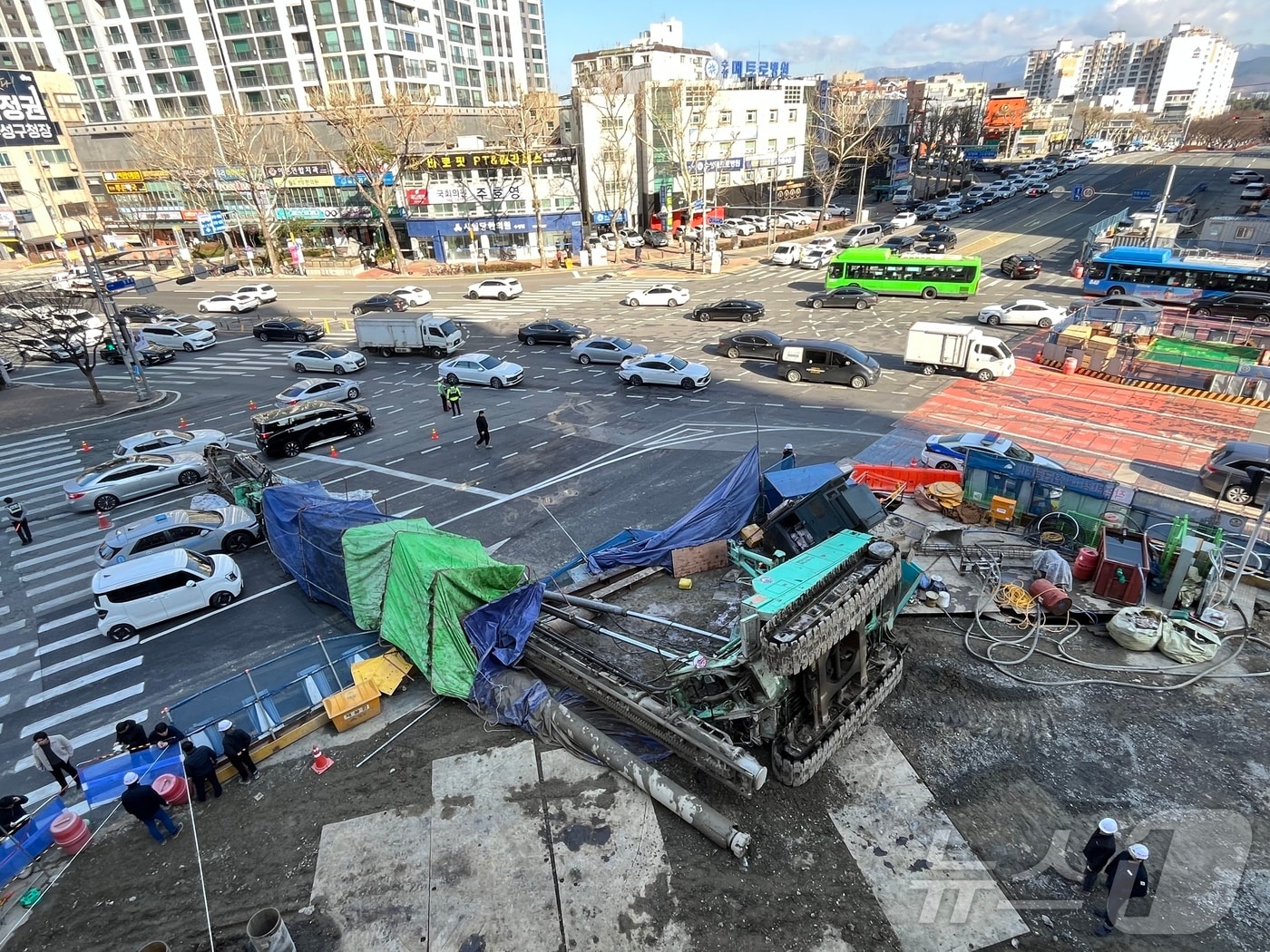 4일 오전 9시6분쯤 대구 수성구 만촌네거리 공사 현장에서 천공기가 전도돼 쓰러진 천공기가 지나가던 택시와 접촉하면서 운전자 등 3명이 부상을 입었다. 2026.3.4 ⓒ 뉴스1 공정식 기자