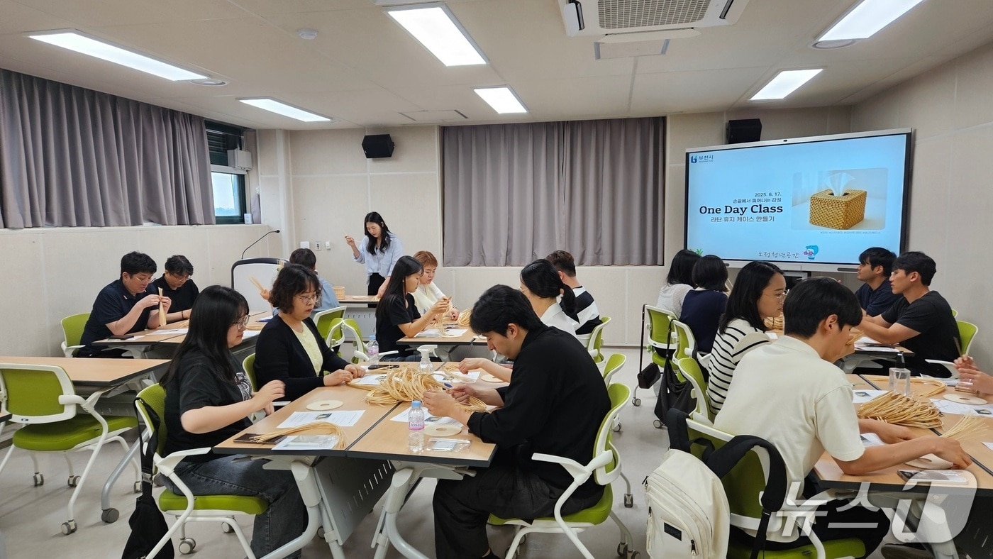  원미청정구역에서 재봉틀 교육을 받는 청년들(경기 부천시 제공/뉴스1)