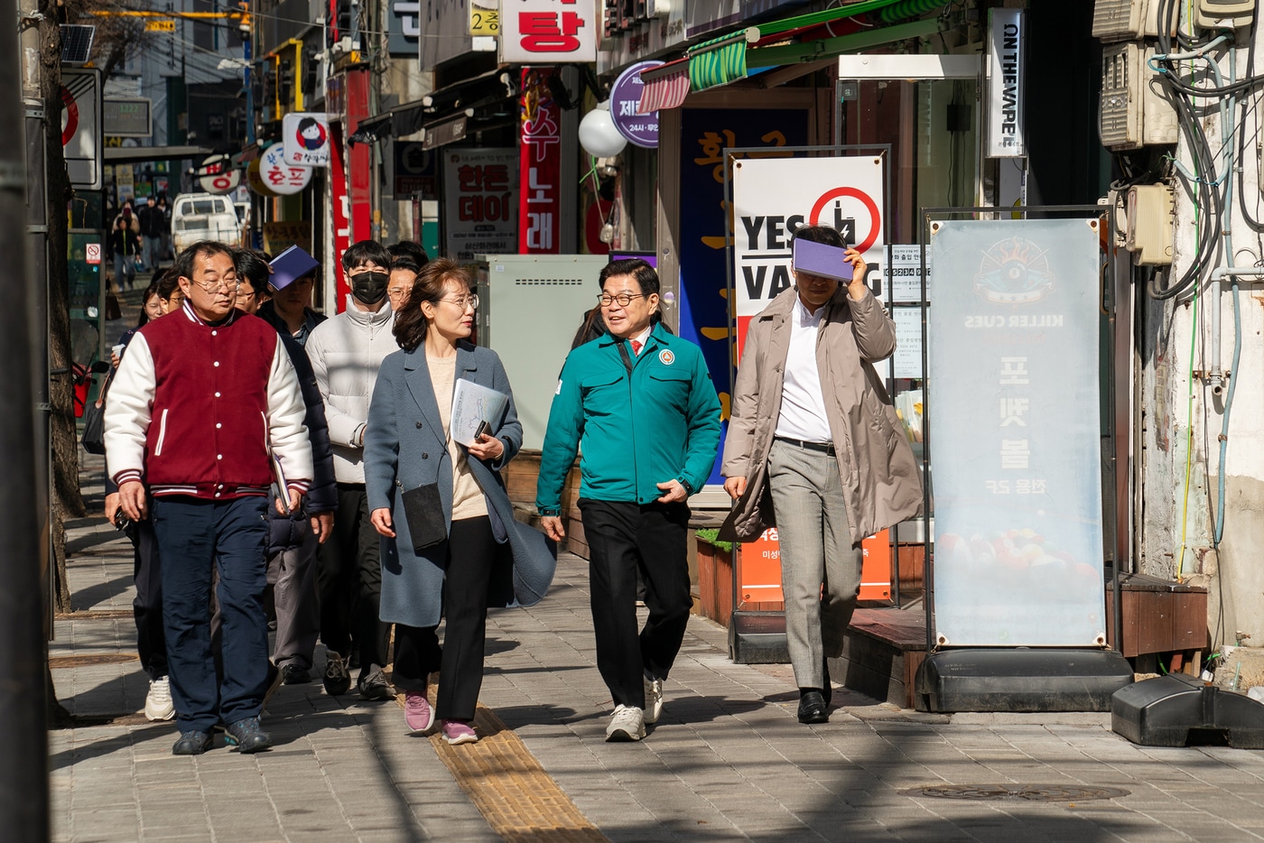 이필형 구청장이 봄맞이 안전순찰하고 있다.