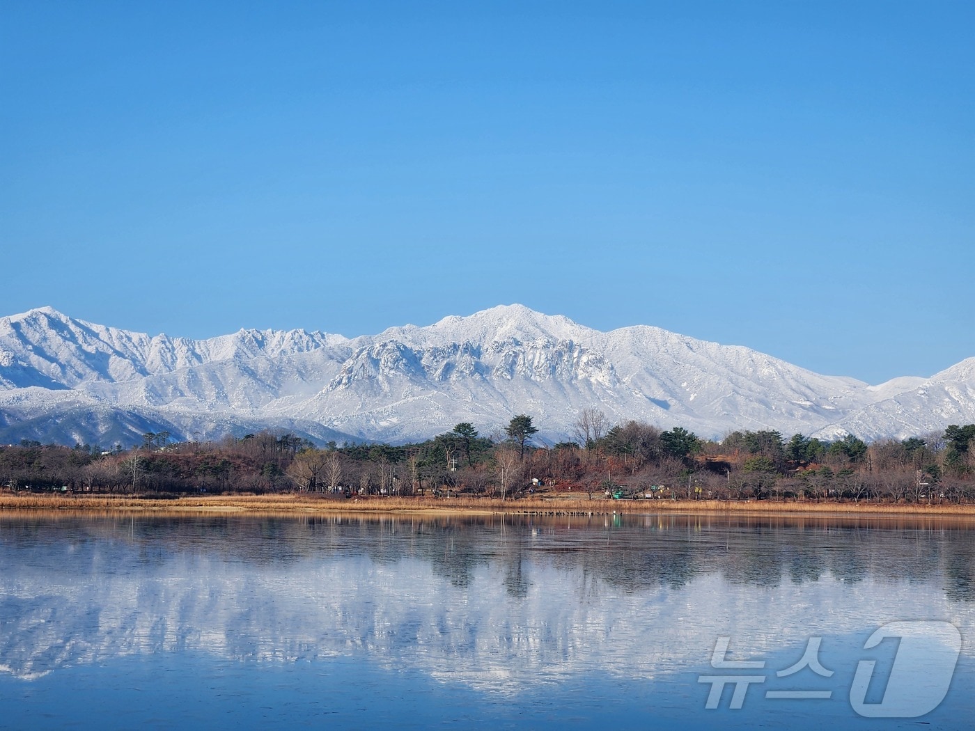 눈 내린 설악산.(속초시 제공, 재판매 및 DB 금지) ⓒ 뉴스1 윤왕근 기자