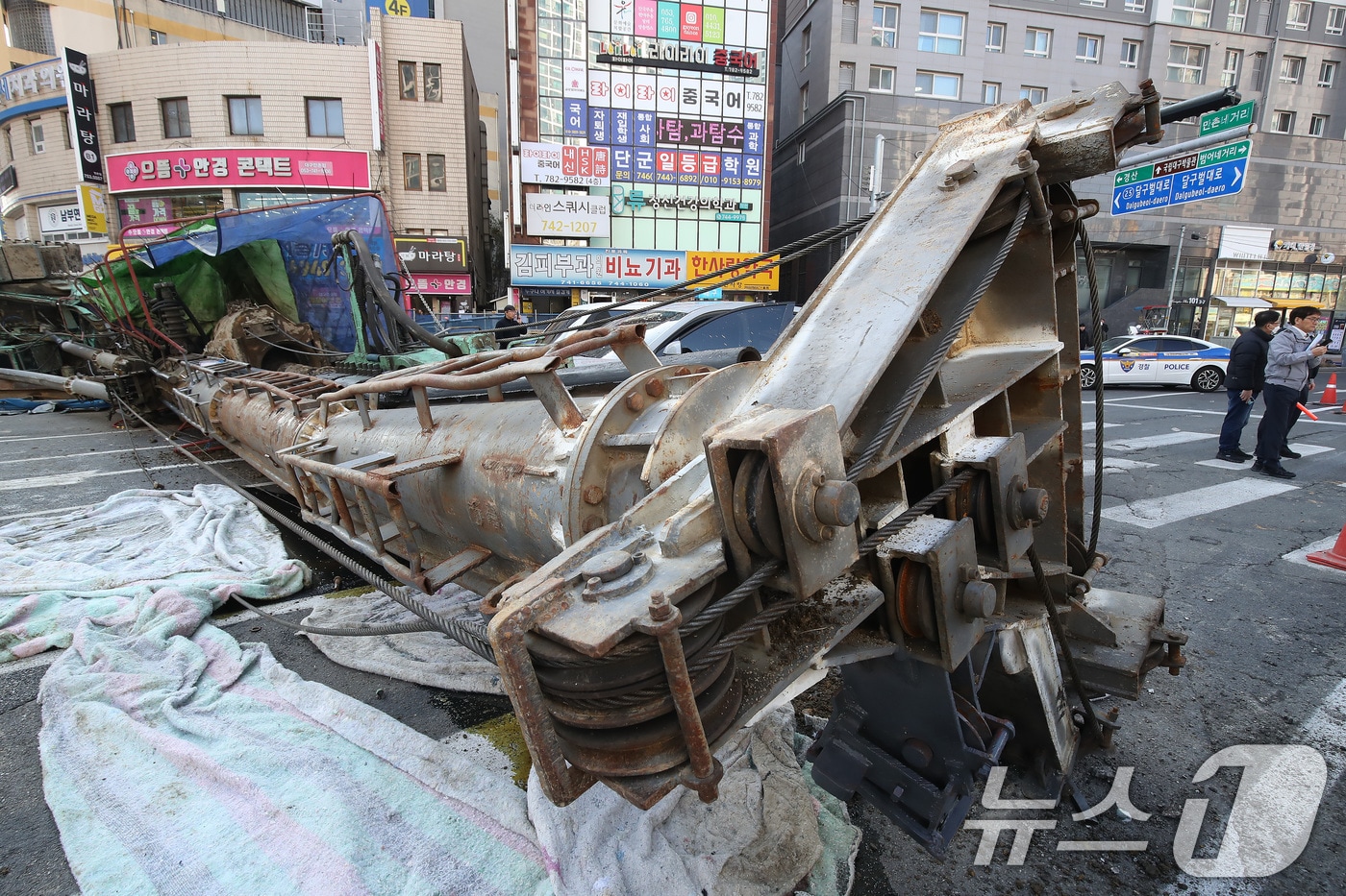 4일 오전 9시 6분쯤 대구 수성구 만촌네거리 만촌역 지하통로 공사 현장에서 천공기가 쓰러지는 사고가 발생했다. 이 사고로 택시 운전자와 탑승객 등 3명이 부상을 당했다. 2026.3.4 ⓒ 뉴스1 공정식 기자