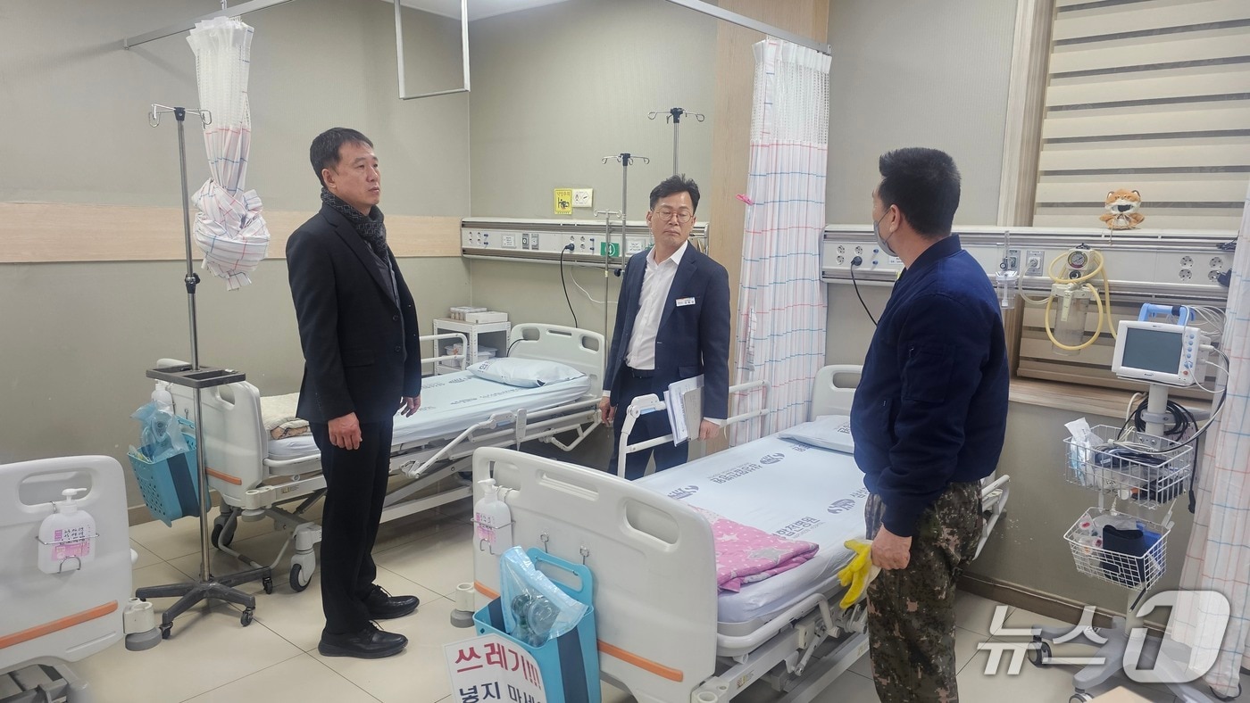 장재혁 합천 부군수(왼쪽)가 3일 삼성합천병원 운영 현황 등을 점검하고 있다(합천군 제공. 재판매 및 DB금지).