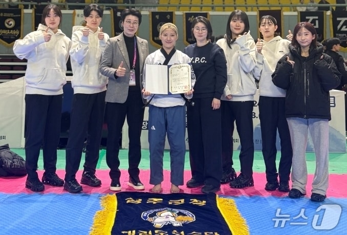 성주군청 태권도 선수단원들이 세계품새선수권대회 국가대표로 선발된 유승민 선수와 기념사진을 찍고 있다.(성주군 제공. 재판매 및 DB금지)/뉴스1