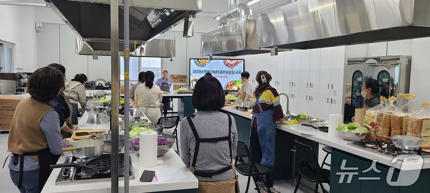양양 행복나눔터 요리실습 교육.(양양군 제공, 재판매 및 DB 금지) 2026.3.4/뉴스1