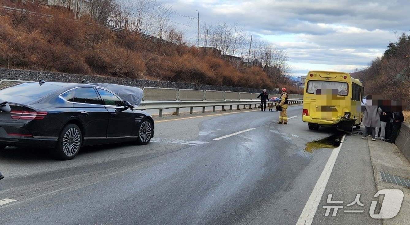 3일 오후 4시 29분쯤 경북 성주군 용암면 문산교차로 인근에서 승용차가 앞서가던 초등학교 통학버스를 추돌하는 사고가 발생했다. (경북소방 제공. 재판매 및 DB금지)/뉴스1