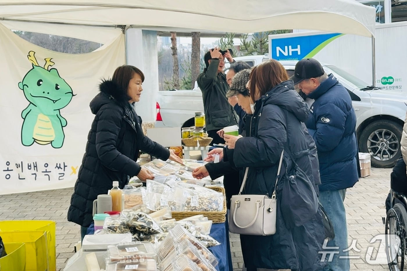 지난 1일 용인FC의 개막전이 열린 용인미르스타디움에서 운영된 직거래장터 모습.(용인시 제공)
