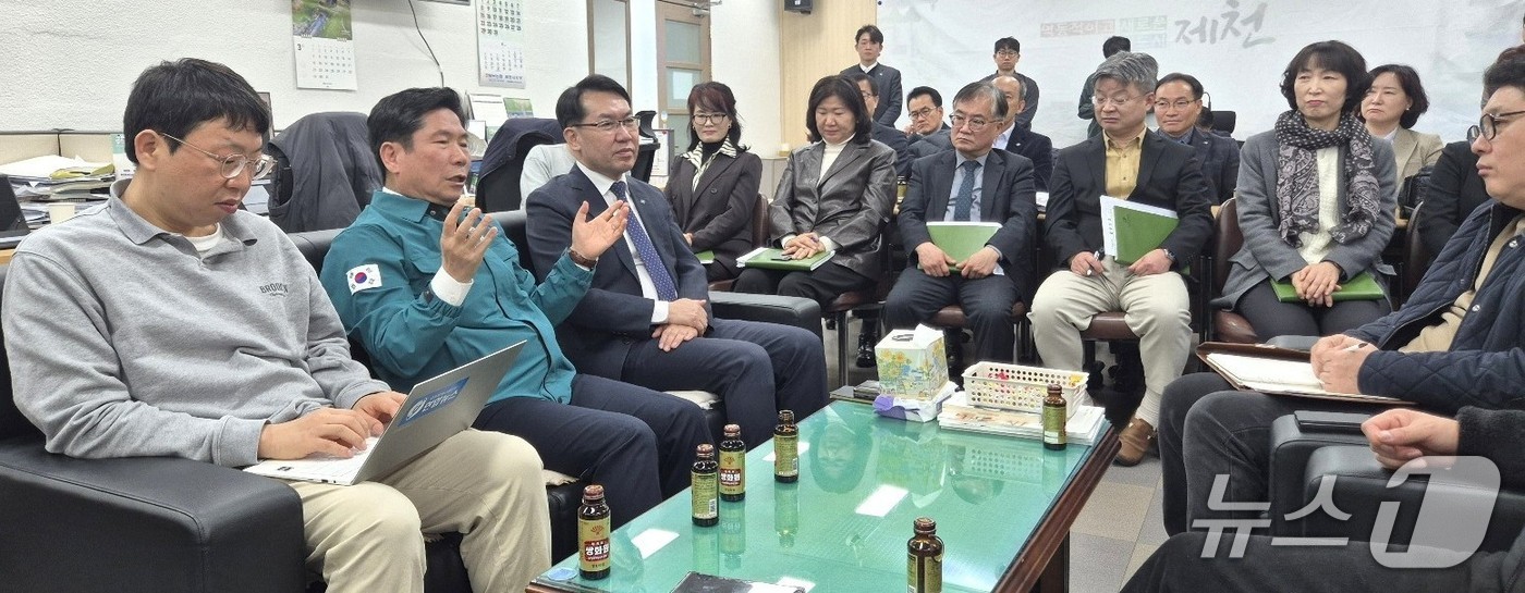 김창규 제천시장(왼쪽 두번째)이 4일 시청 기자실을 방문해 제천문화재단 상임이사 선임 논란과 관련해 설명하고 있다. /2026.3.4/뉴스1 손도언 기자