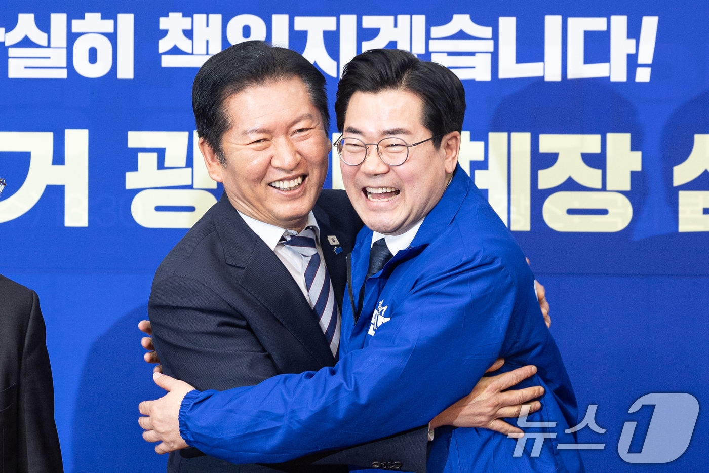 정청래 더불어민주당 대표가 4일 서울 여의도 국회에서 열린 제9회 지방선거 광역단체장 심사 결과 발표에서 인천시장 후보 공천이 확정된 박찬대 의원과 포옹하고 있다. 더불어민주당 공천관리위원회는 이날 6·3 지방선거 인천시장 후보로 원내대표를 지낸 3선의 박찬대 의원을 단수 공천하기로 했다. 2026.3.4 ⓒ 뉴스1 이승배 기자