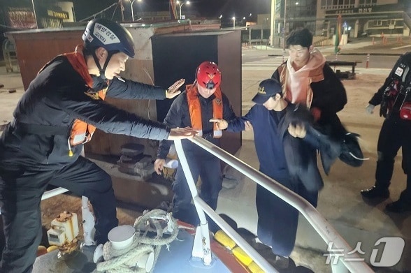 응급 환자 이송 현장(서귀포해경 제공. 재판매 및 DB금지)/뉴스1