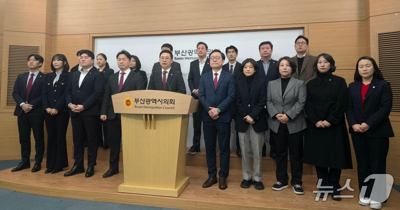 국민의힘 전국청년지방의원협의회 부산시지회 회원 의원들이 4일 부산시의회 브리핑룸에서 전재수 전 해양수산부 장관의 통일교 관련 불법 금품수수 의혹에 대한 명확한 해명을 촉구하는 기자회견을 진행하고 있다.2026.03.04/뉴스1 ⓒ News1 이주현 기자