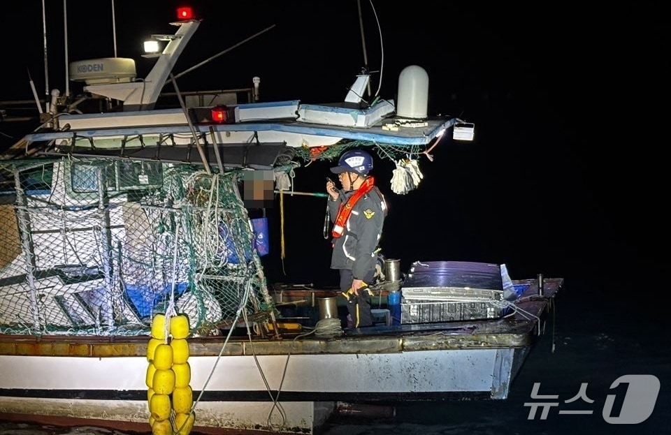 사고 어선을 점검하고 있는 해경.(통영해경 제공. 재판매 및 DB금지)