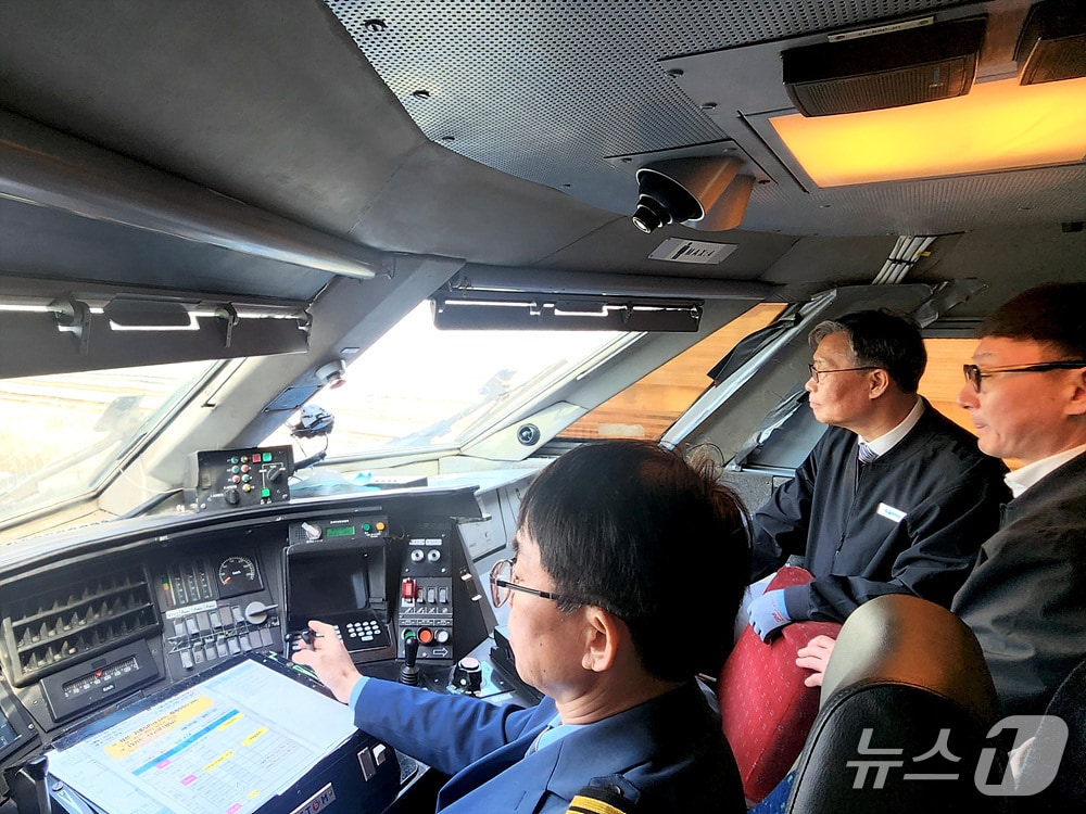 김태승 코레일 사장(가운데)이 4일 오후 수서행 KTX 운전실에 올라 운행 안전을 점검하고 있다. (코레일 제공.재판매 및 DB금지)/뉴스1