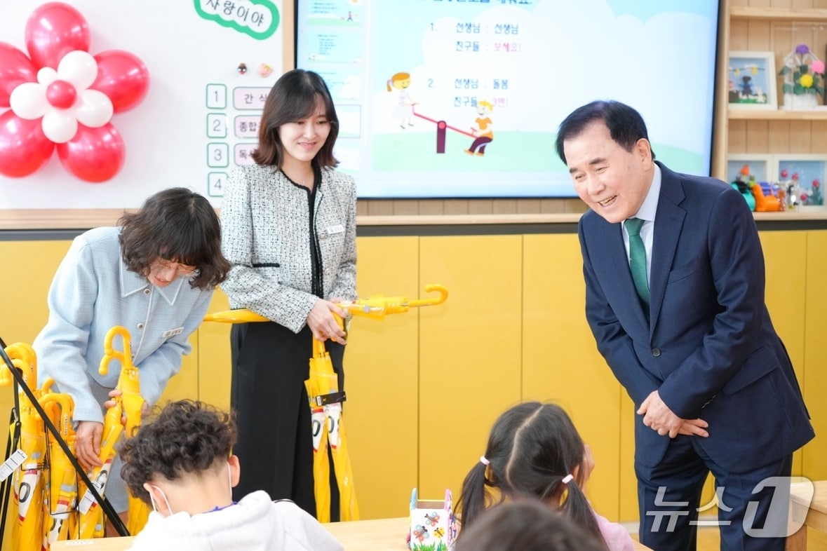 김지철 충남교육감이 4일 온돌봄 사업 현장 점검차 당진 대덕초등학교를 방문해 아이들과 대화하고 있다. (충남교육청 제공, 재판매 및 DB금지) / 뉴스1