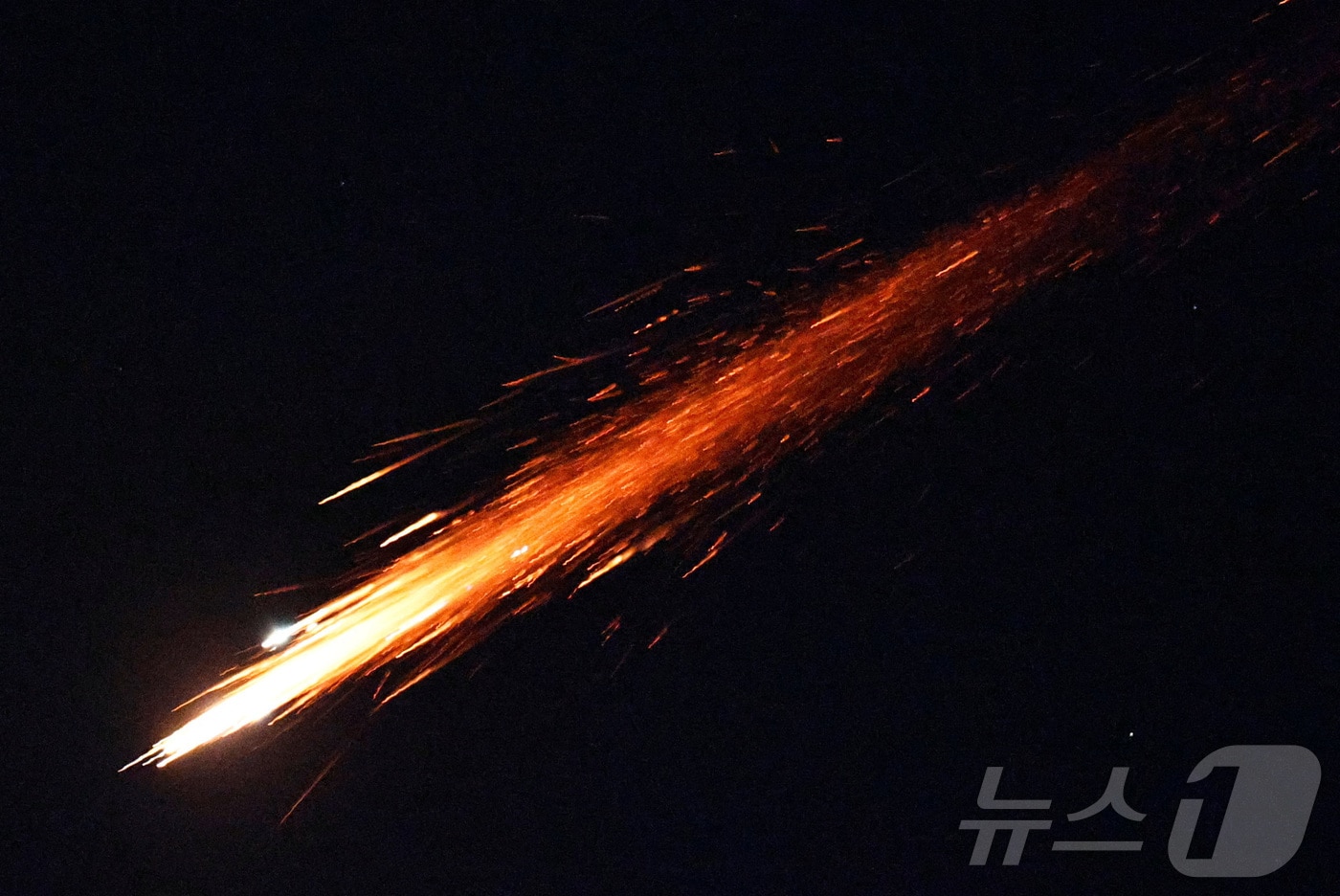 3일(현지시간) 이란에서 발사된 미사일이 이스라엘 아슈켈론에서 요격되고 있다. 2026.3.3 ⓒ 로이터=뉴스1 (자료사진)