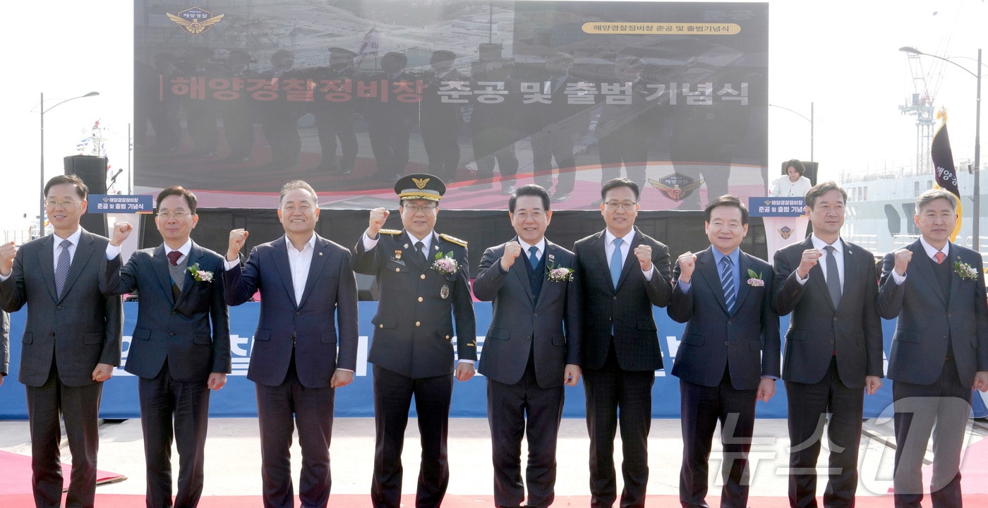 김영록 전라남도지사가 4일 목포시 신항만 인근에서 열린 해양경찰 정비창 준공 및 출범식에서 참석자들과 기념촬영을 하고 있다.(전남도 제공. 재판매 및 DB금지) 2026.3.4 ⓒ 뉴스1 