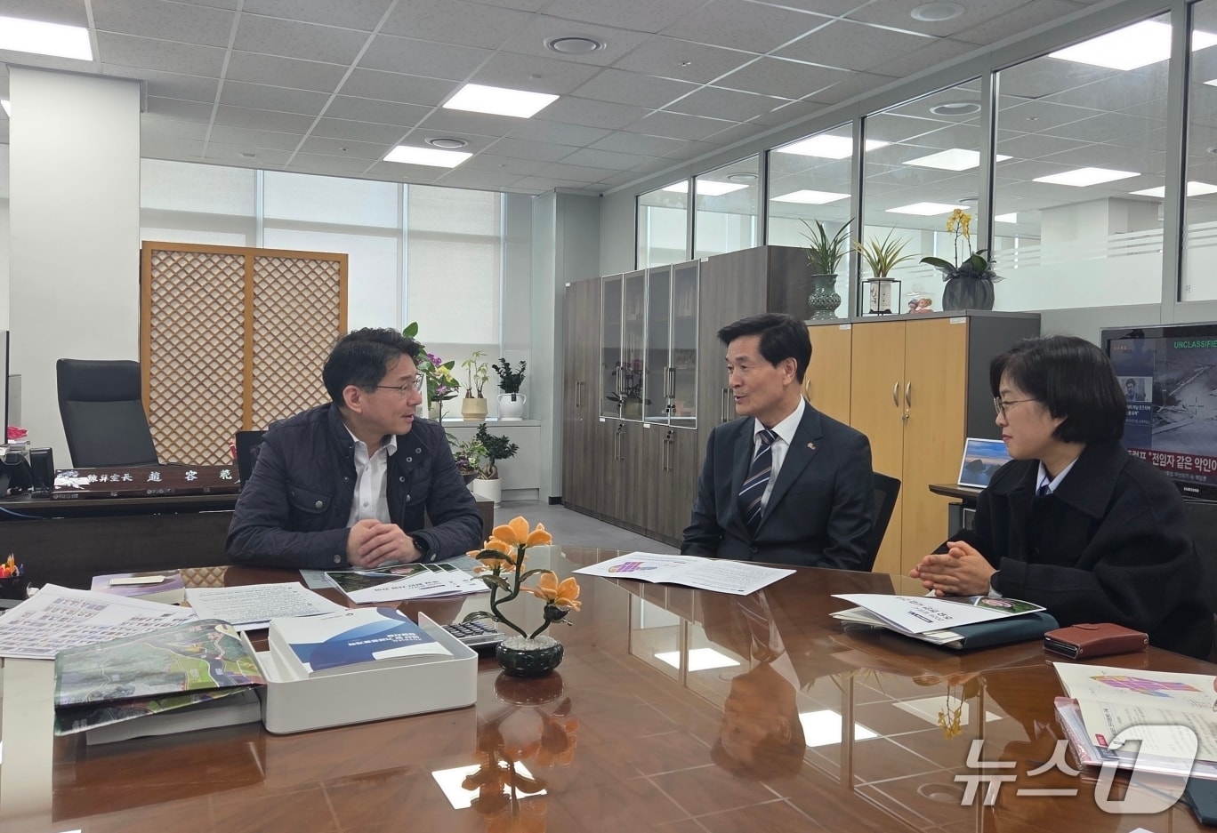 안병구 밀양시장(가운데)이 4일 정부 세종청사에서 조영범 기획예산처 예산실장(왼쪽)을 만나 시 주요 현안 사업을 설명하고 있다.(밀양시 제공. 재판매 및 DB금지)