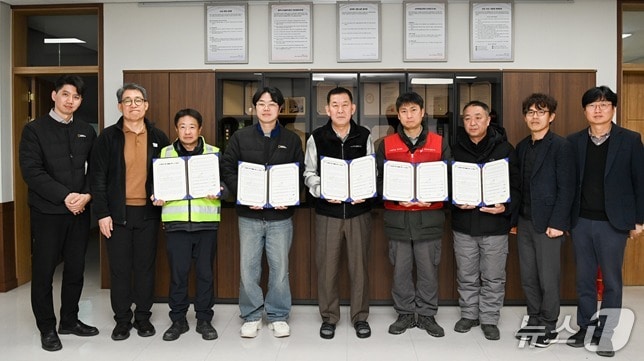 강원 원주시시설관리공단이 4일 공단 내 4개 노동조합과 환경미화인력의 가로청소 체계 개선 방안에 대해 합의한 가운데, 이날 노사 관계자들이 기념사진을 촬영하고 있다. (원주시시설관리공단 제공. 재판매 및 DB금지) 2026.3.4/뉴스1