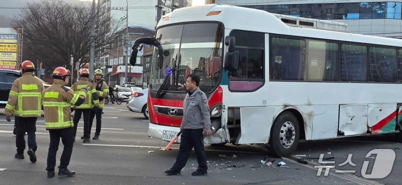 4일 오후 5시35분쯤 경북 구미시 형곡동 형곡네거리에서 구미차병원 방향으로 달리던 통근버스가 중앙선을 넘어 승용차 5대를 잇따라 들이받았다.2026.3.4/뉴스1