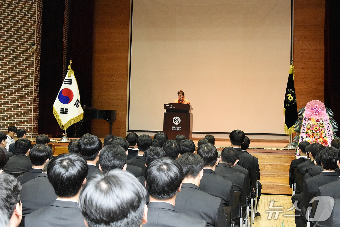 윤지윤 학교법인 지승학원 이사장이 지난 3일 수원고등학교 강당에서 열린 신입생 입학식에 참석해 발언하고 있다. (수원고 제공. 재판매 및 DB 금지) 2026.3.4/뉴스1