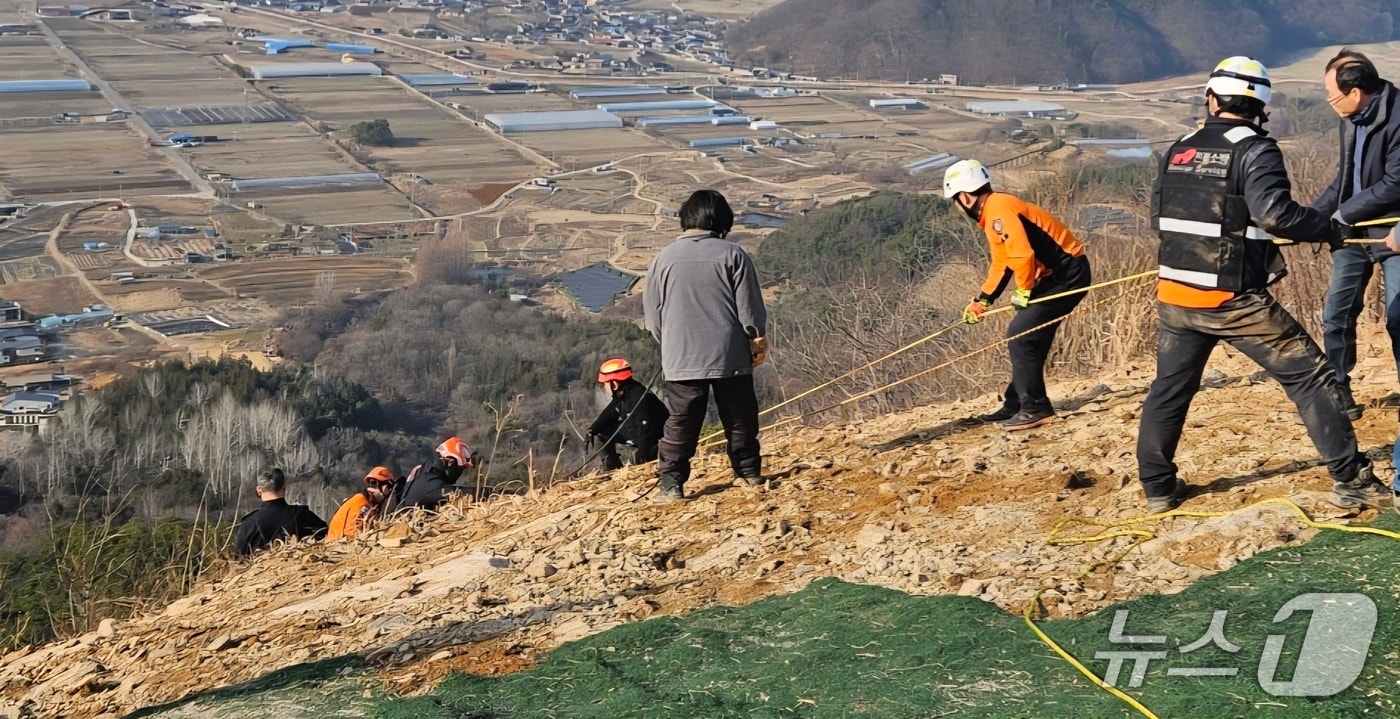 4일 오후 2시 47분께 전북 임실군 신덕면의 한 활공장에서 패러글라이딩을 하던 50대가 10m 아래 경사지로 추락했다.(전북소방본부 제공. 재판매 및 DB금지)