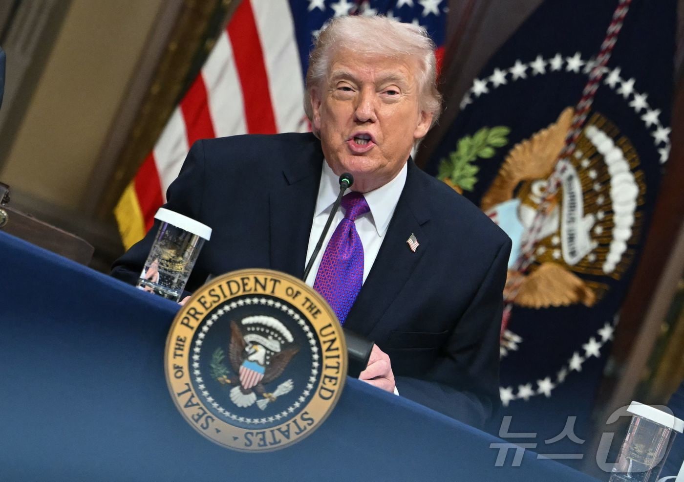 도널드 트럼프 미국 대통령이 4일(현지시간) 백악관 인근 아이젠하워 행정실 인도조약실에서 열린 원탁회의에서 연설하고 있다. ⓒ AFP=뉴스1
