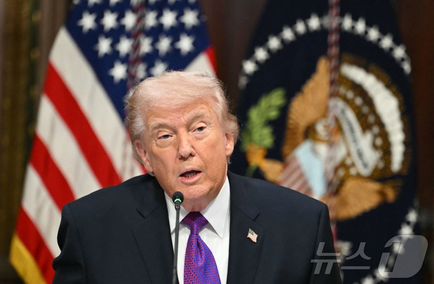 도널드 트럼프 미국 대통령이 4일(현지시간) 워싱턴DC 백악관 내 아이젠하워 행정동에서 열린 '납세자 보호 서약' 라운드 테이블에서 연설하고 있다. 2026.03.04. ⓒ AFP=뉴스1