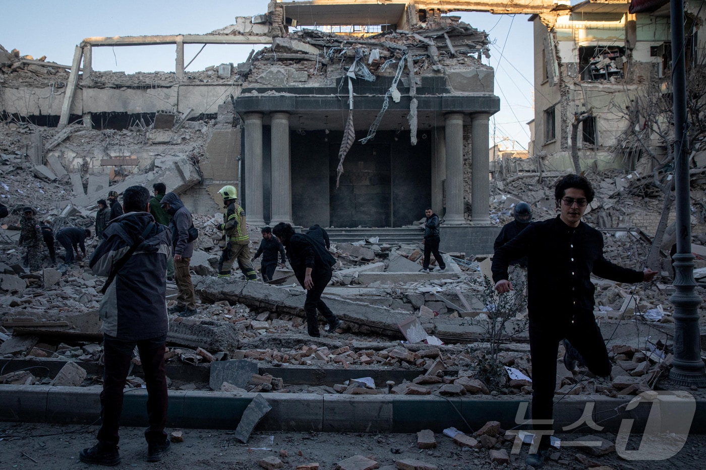 3일(현지시간) 이란 테헤란에서 구조대원들이 미국과 이스라엘 공습 현장을 조사하고 있다. 2026.03.03. ⓒ 로이터=뉴스1
