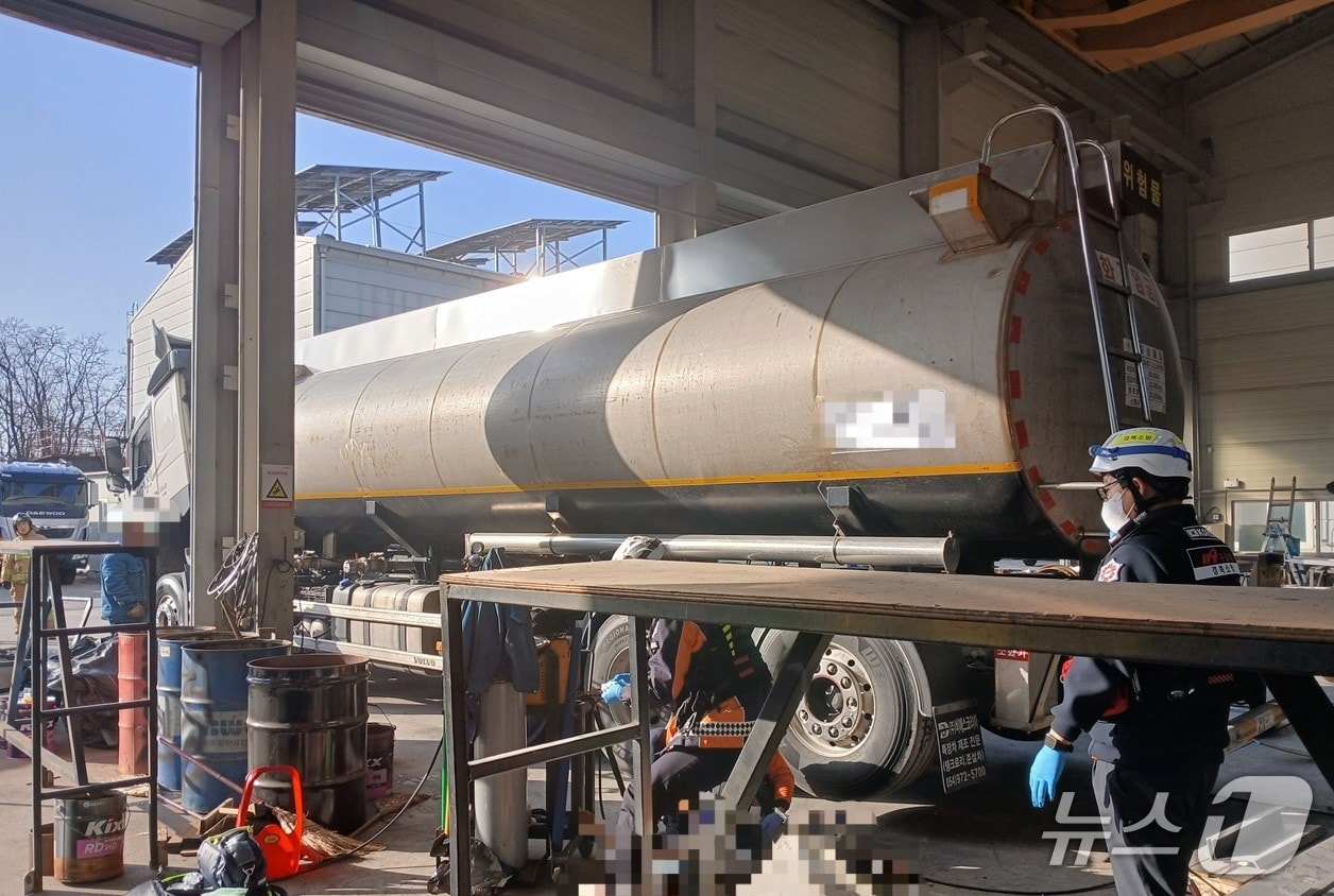 4일 오후 4시 1분쯤 경북 칠곡군 왜관읍 아곡리 한 자동차 정비공장에서 대형 탱크로리 차량의 용접 작업을 하던 중 폭발 사고가 발생해 구조대원들이 안전조치를 하고있다.(경북소방본부 제공. 재판매 및 DB 금지)2026.3.5/뉴스1