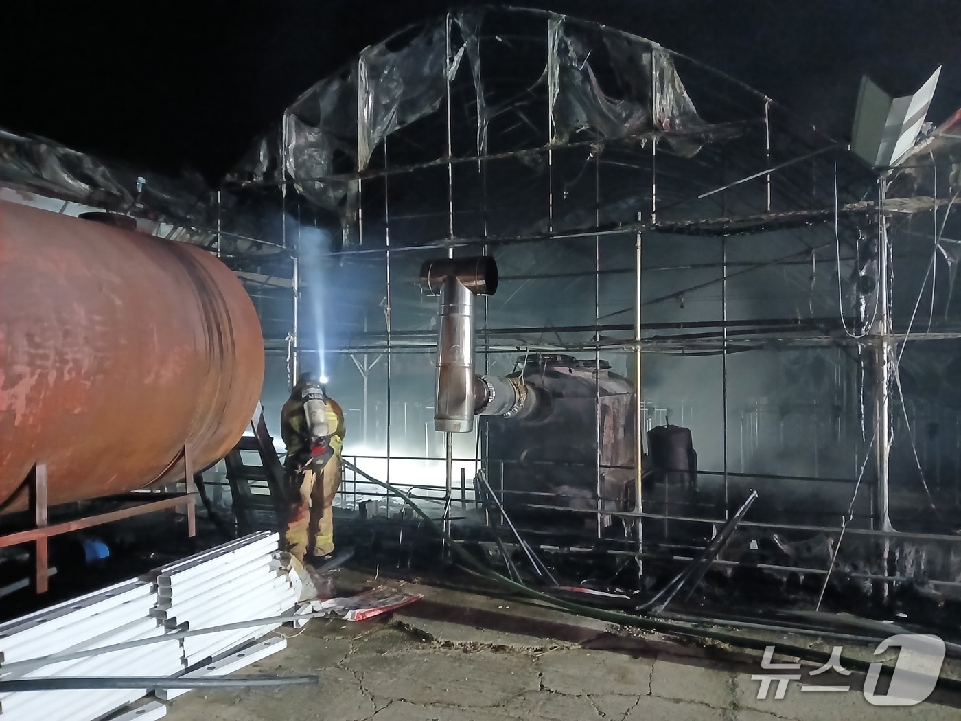 5일 오전 5시 13분쯤 경북 의성군 금성면 수정리 한 비닐하우스 농장에서 불이나 진화 대원들이 불을 끄고 있다.(경북소방본부 제공. 재판매 및 DB 금지)2026.3.5/뉴스1