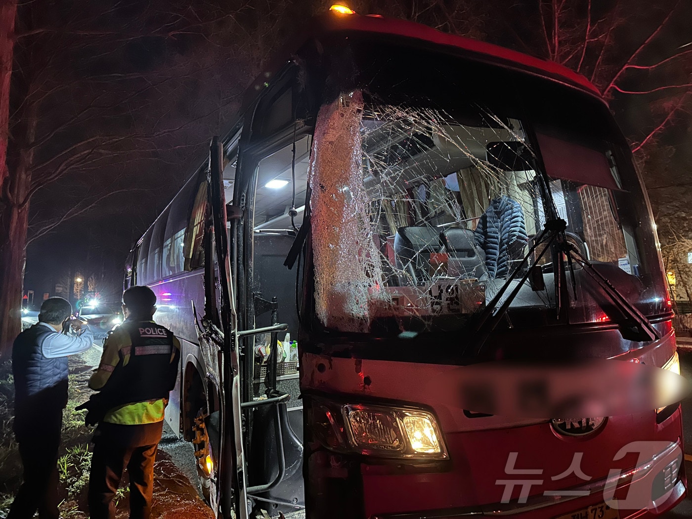 5일 오후 10시 32분쯤 전남 담양군 금성농공단지 인근 도로에서 시외버스가 가로수를 충격한 모습. (전남소방제공. 재판매 및 DB 금지) 
