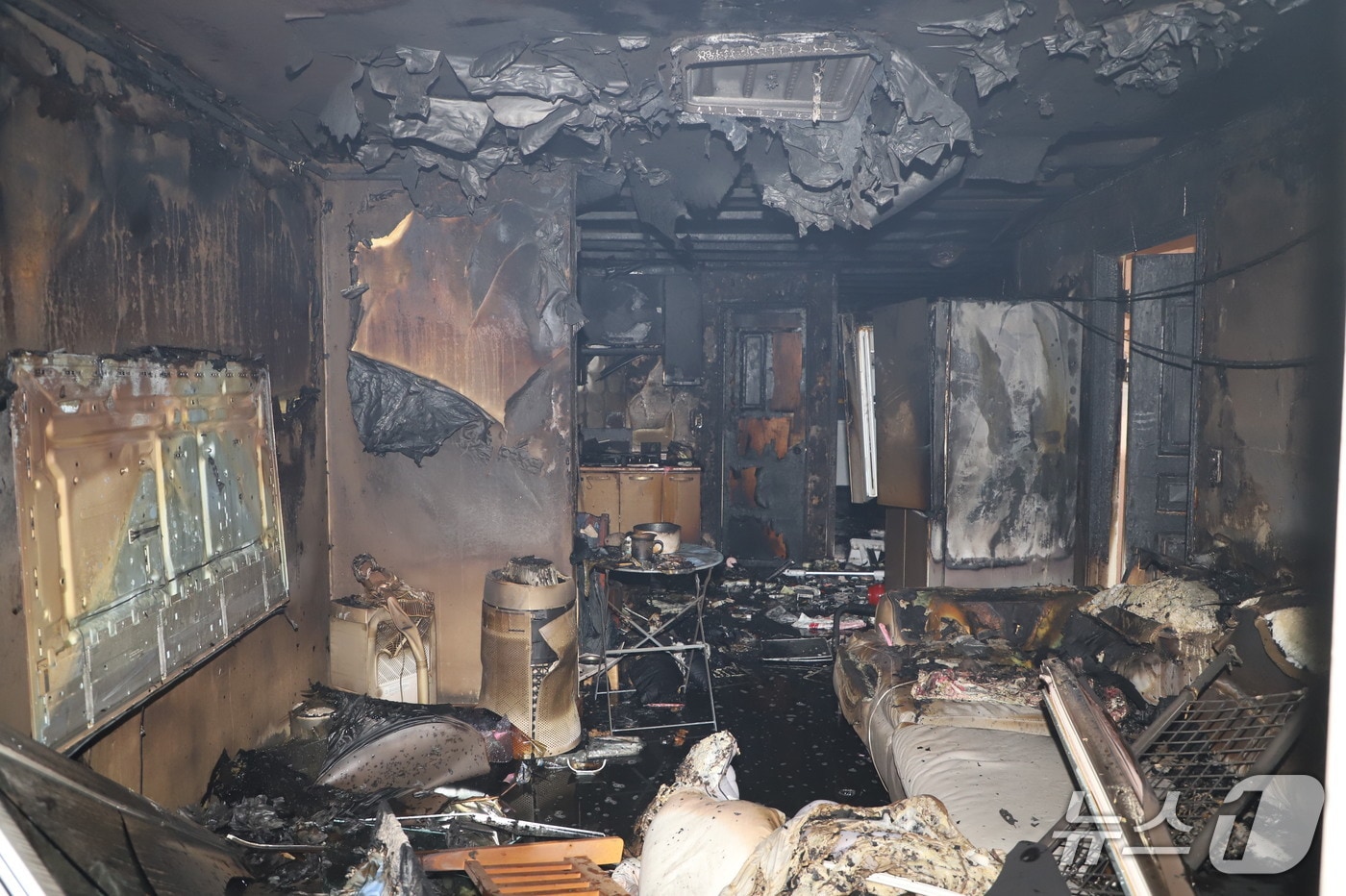 지난 4일 김해시 봉황동의 5층짜리 공동주택 3층에서 불이났다. 사진은 화재 현장 모습.(경남소방본부 제공. 재판매 및 DB금지)