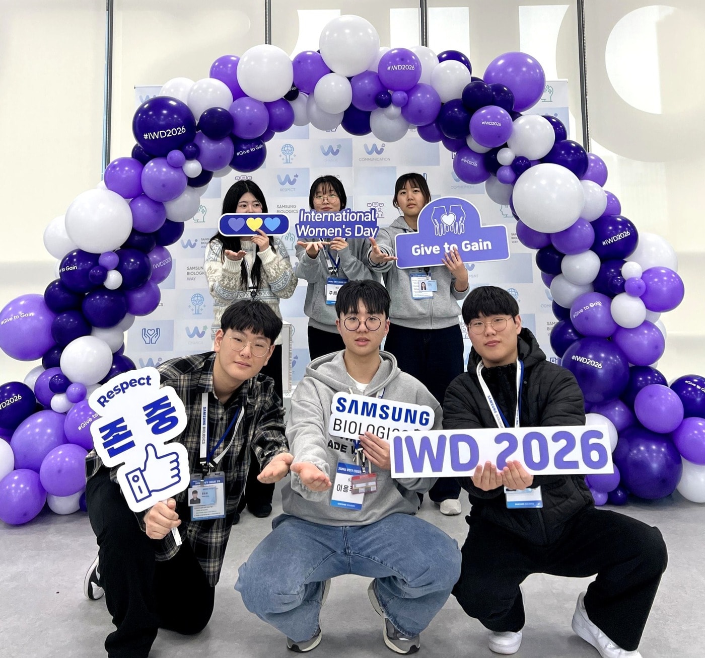 삼성바이오로직스 임직원들이 세계 여성의 날 공식 슬로건인 '나눌수록 커진다(Give to Gain)'를 의미하는 포즈를 취한 채 기념촬영을 하고 있다. (삼성바이오로직스 제공)